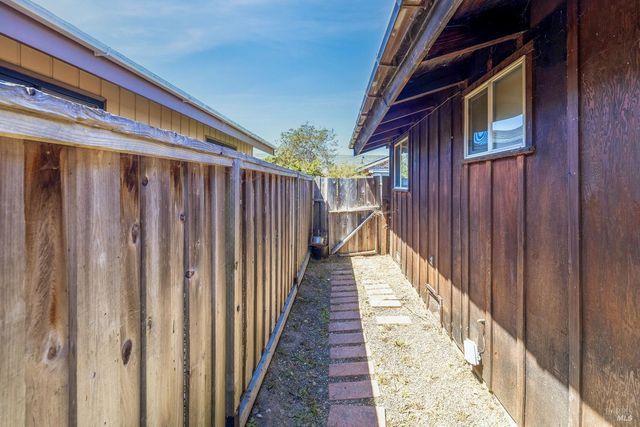 215 S Sanderson Way, Fort Bragg, CA 95437