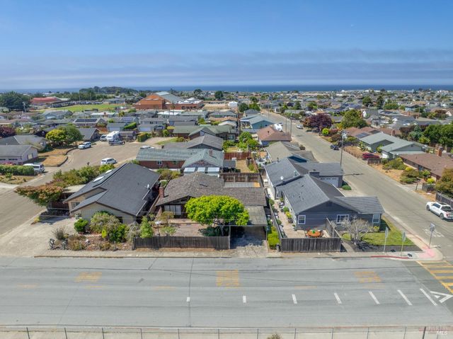 215 S Sanderson Way, Fort Bragg, CA 95437