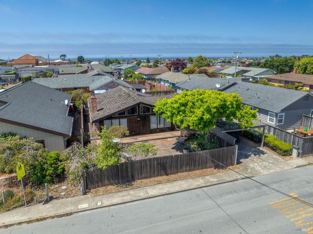 215 S Sanderson Way, Fort Bragg, CA 95437