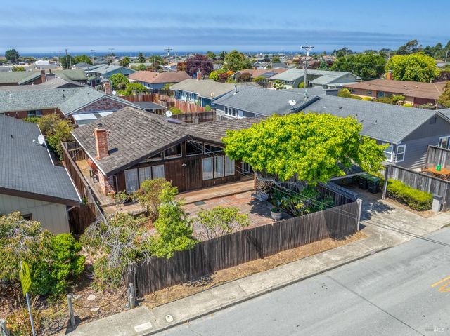 215 S Sanderson Way, Fort Bragg, CA 95437