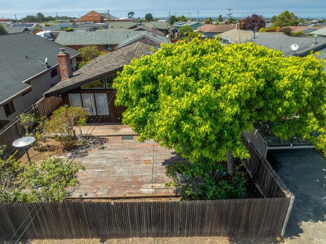 215 S Sanderson Way, Fort Bragg, CA 95437