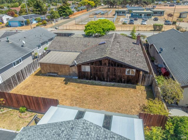 215 S Sanderson Way, Fort Bragg, CA 95437