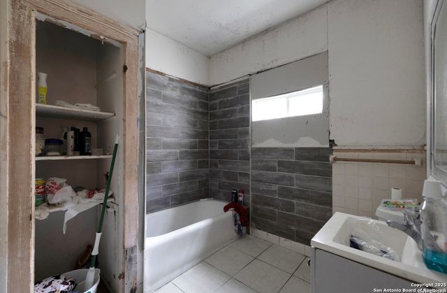 2031 W Kings, San Antonio, TX 78201