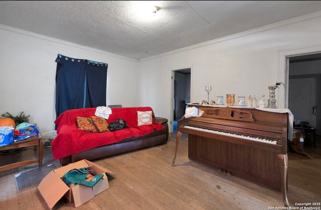 2031 W Kings, San Antonio, TX 78201