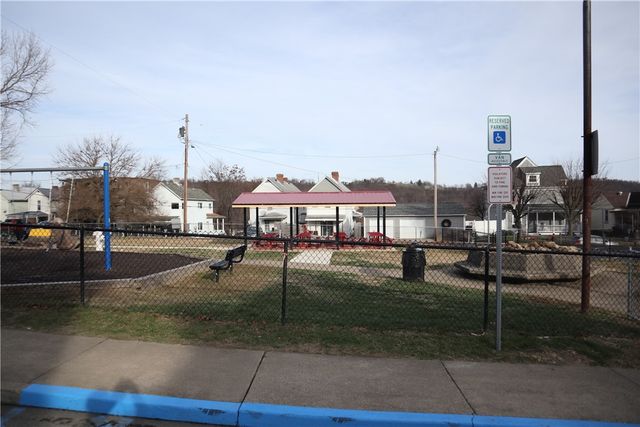 823 Crest Ave, Charleroi Boro, PA 15022