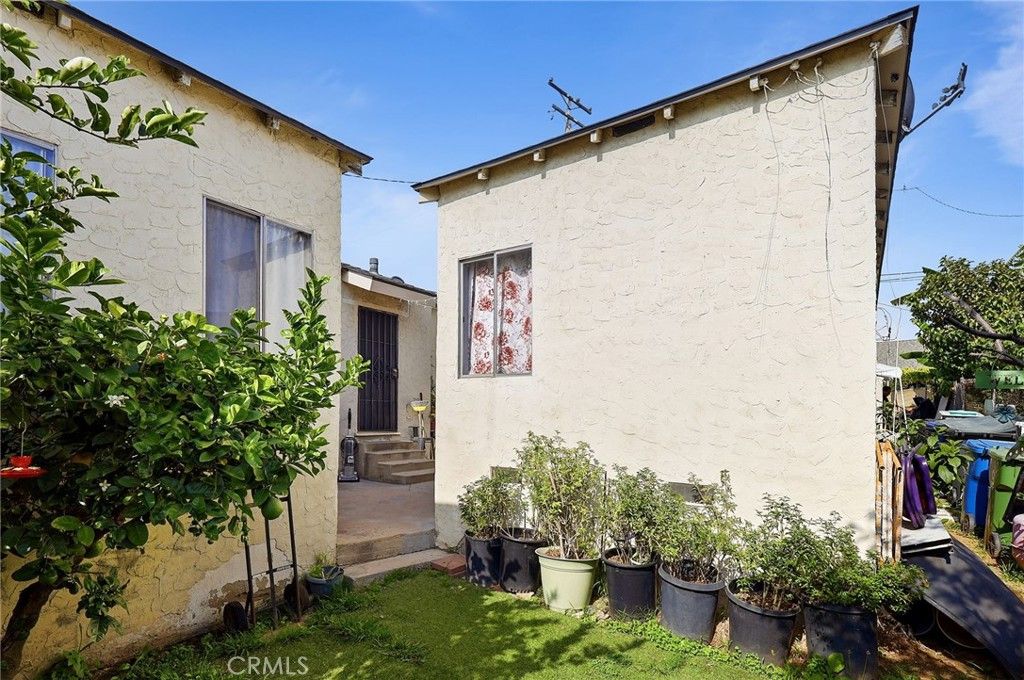 Image 15 of property listing at 4478 E 4th, Los Angeles, CA 90022