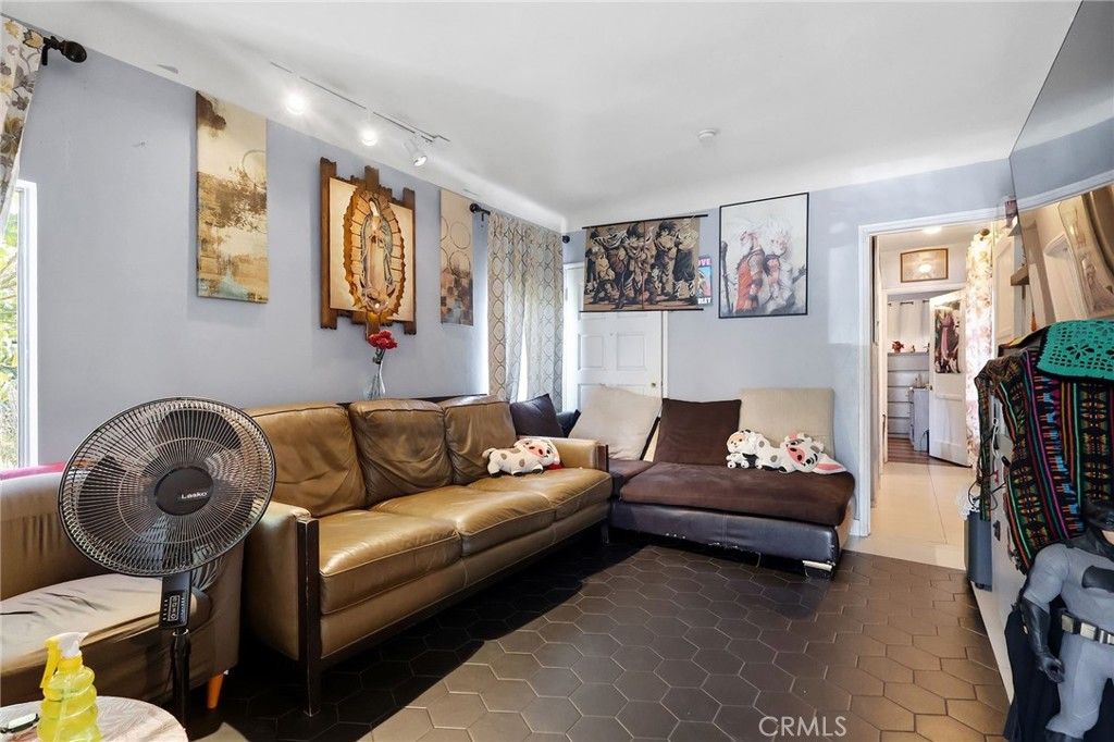 Image 21 of property listing at 4478 E 4th, Los Angeles, CA 90022