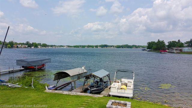 160 E Shore Drive, Northfield Township, MI 48189