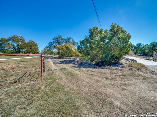 475 Oakridge Lane, Pipe Creek, TX 78063