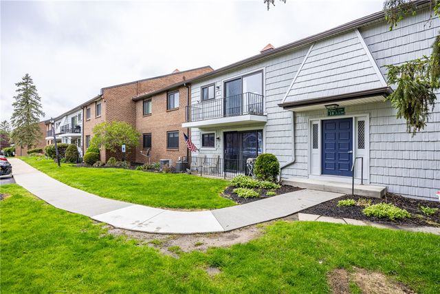 18-2 Great Wood Court, Perinton, NY 14450