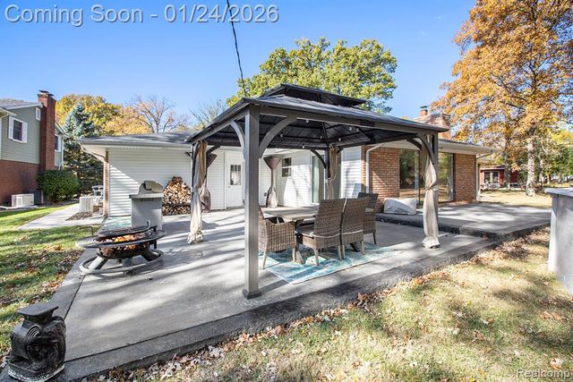 20149 Hcl Jackson, Grosse Ile, MI 48138