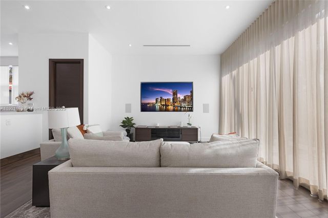 2420 SW 24th St, Miami, FL 33145