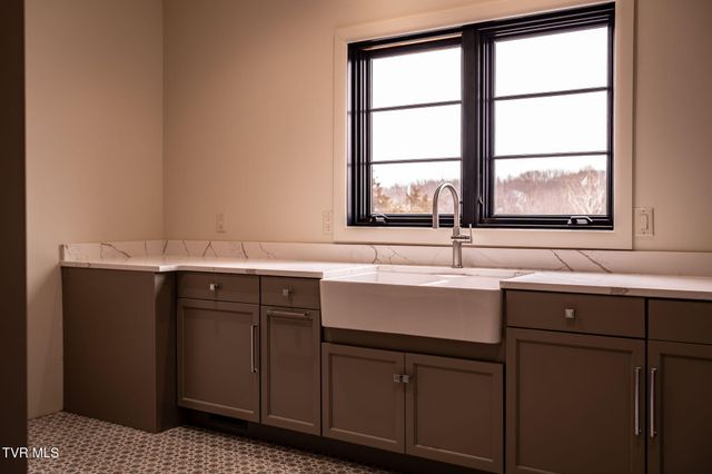 18213 Old Jonesboro Road, Abingdon, VA 24211