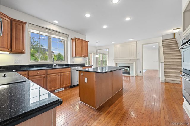 1885 Wyngate Drive, Troy, MI 48098