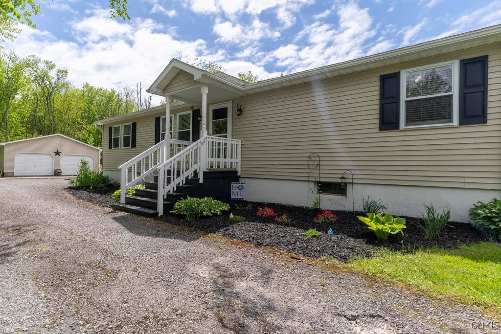 7226 Lakeshore Road, Cicero, NY 13039
