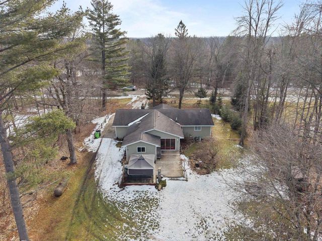 E8332 WEYAUWEGA ROAD, New London, WI 54961