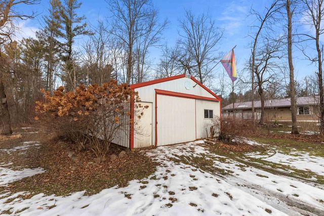 E8332 WEYAUWEGA ROAD, New London, WI 54961