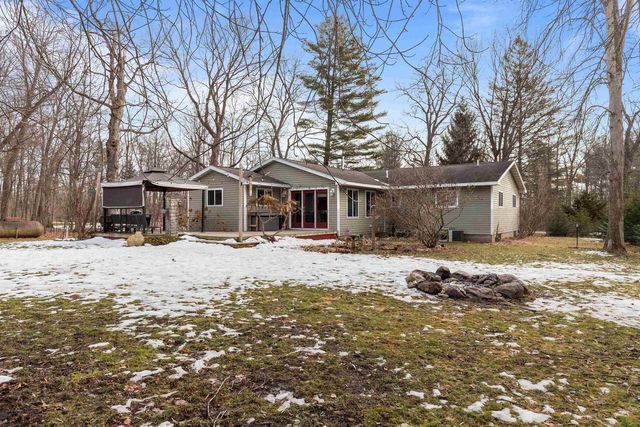 E8332 WEYAUWEGA ROAD, New London, WI 54961