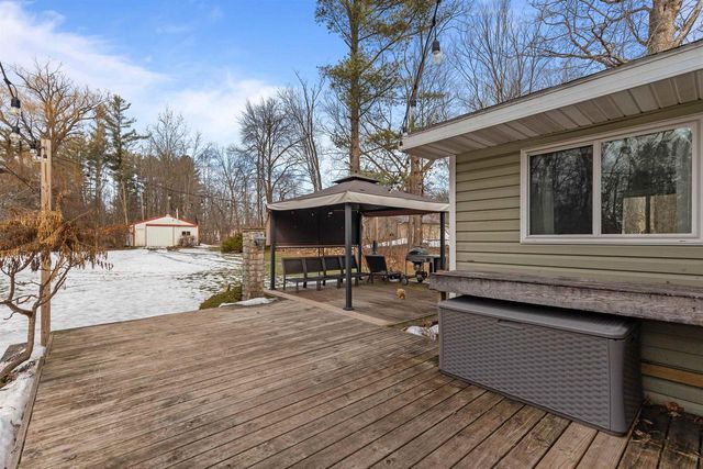 E8332 WEYAUWEGA ROAD, New London, WI 54961