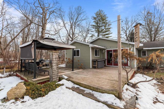 E8332 WEYAUWEGA ROAD, New London, WI 54961