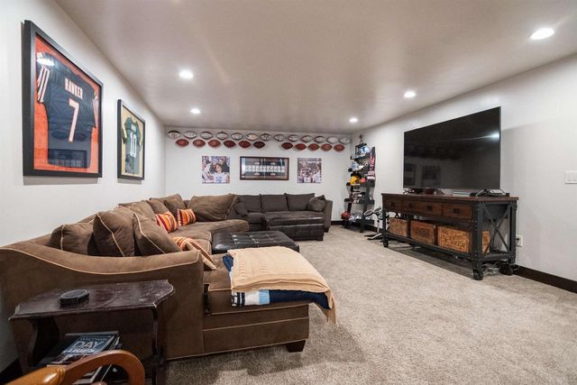 1342 BUCKYS, Howard, WI 54313