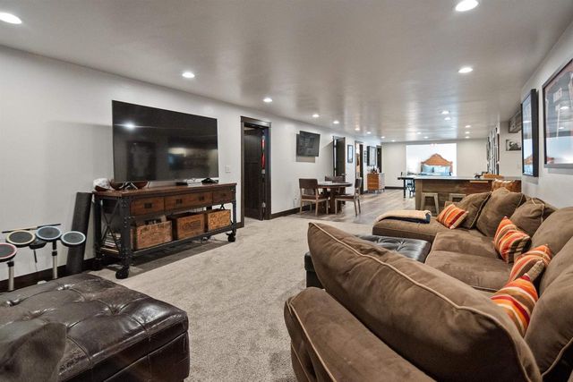 1342 BUCKYS, Howard, WI 54313