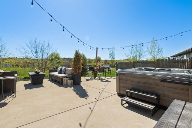 1342 BUCKYS, Howard, WI 54313