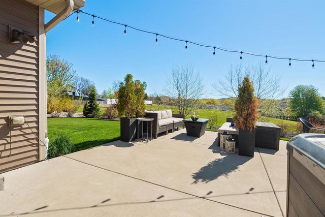 1342 BUCKYS, Howard, WI 54313