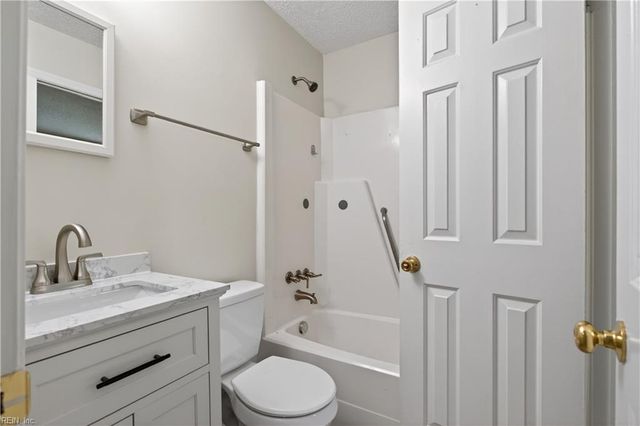 901 Seabreeze CT, Chesapeake, VA 23320
