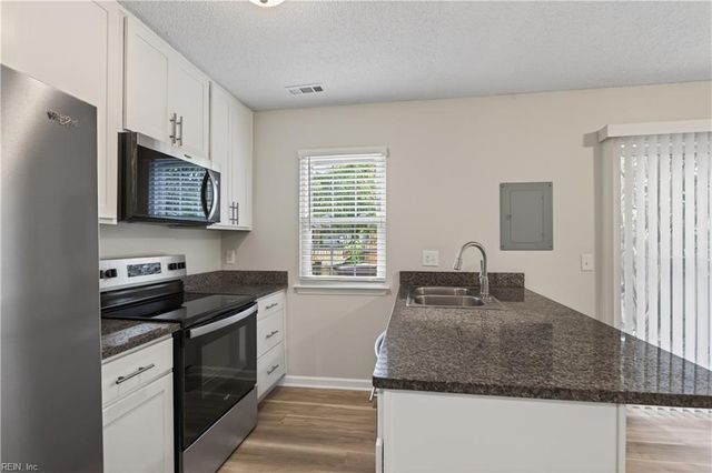 901 Seabreeze CT, Chesapeake, VA 23320