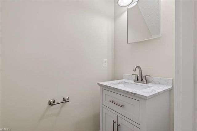 901 Seabreeze CT, Chesapeake, VA 23320