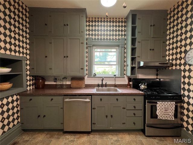 209 E Eldon Street, St James, MO 65559