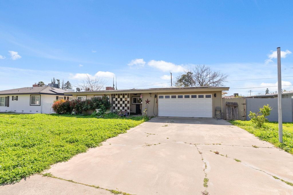 1699 E Academy Avenue, Tulare, CA 93274