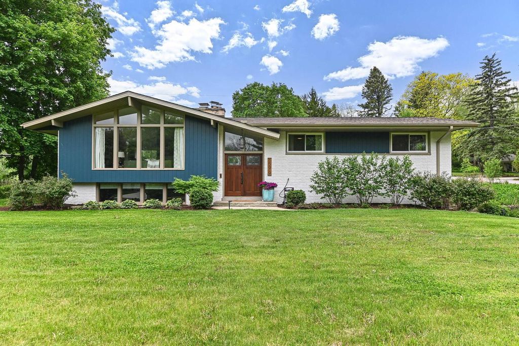 N63W15819 Claremore CIRCLE, Menomonee Falls, WI 53051