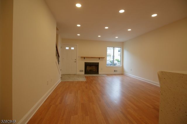 12 Woodland Dr, Roselle Boro, NJ 07203