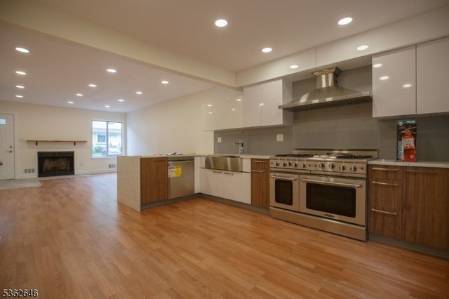 12 Woodland Dr, Roselle Boro, NJ 07203