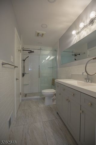 12 Woodland Dr, Roselle Boro, NJ 07203