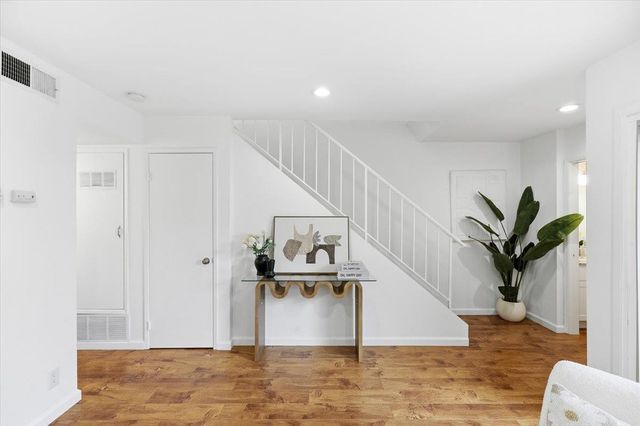 236 E Red Oak Drive B, Sunnyvale, CA 94086