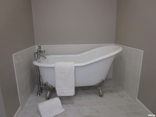 1253 County Road 800 E, Carmi, IL 62821