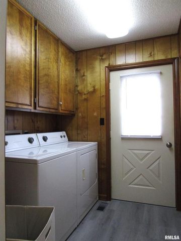 1253 County Road 800 E, Carmi, IL 62821