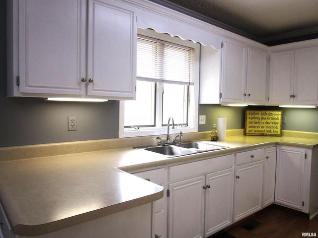 1253 County Road 800 E, Carmi, IL 62821