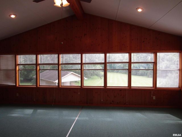 1253 County Road 800 E, Carmi, IL 62821