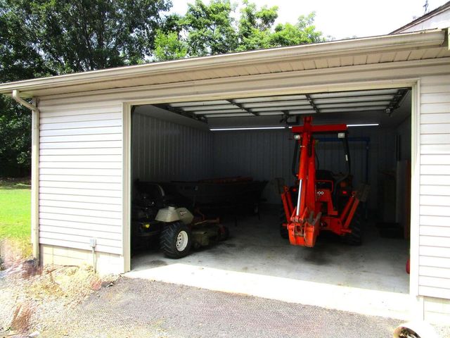 1253 County Road 800 E, Carmi, IL 62821