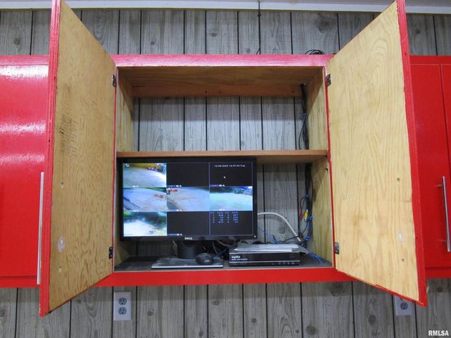 1253 County Road 800 E, Carmi, IL 62821