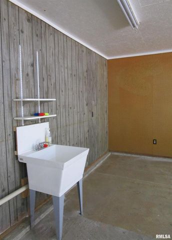 1253 County Road 800 E, Carmi, IL 62821