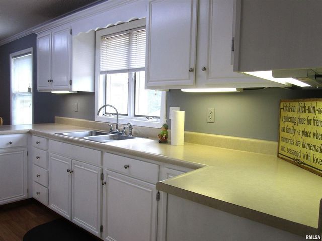 1253 County Road 800 E, Carmi, IL 62821