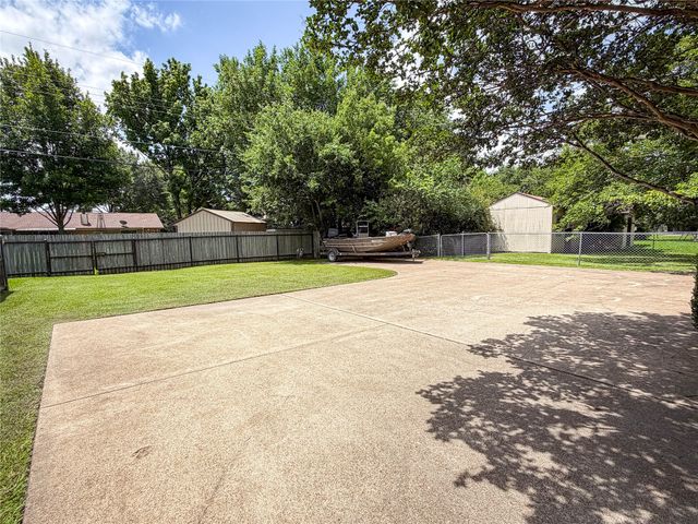 604 Cooper Street, Ennis, TX 75119