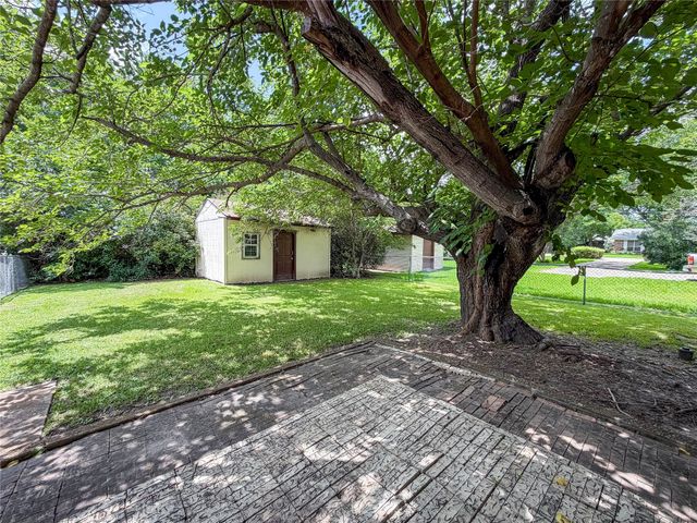 604 Cooper Street, Ennis, TX 75119