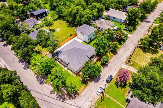 1215 Howard ST, Taylor, TX 76574