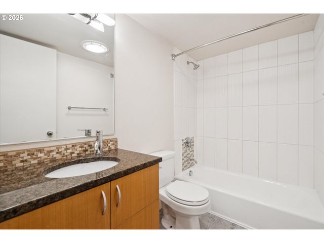 668 McVey Ave 75, Lake Oswego, OR 97034